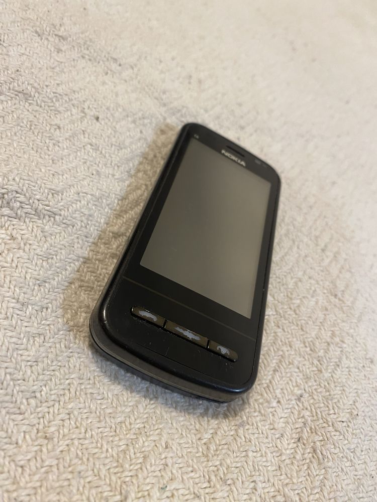 Nokia C6 telefon z rozsuwaną klawiaturą QWERTY