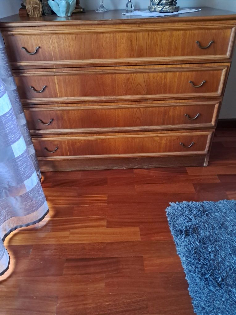 Mobília de quarto (armário, cama, mesinha cabeceira)
