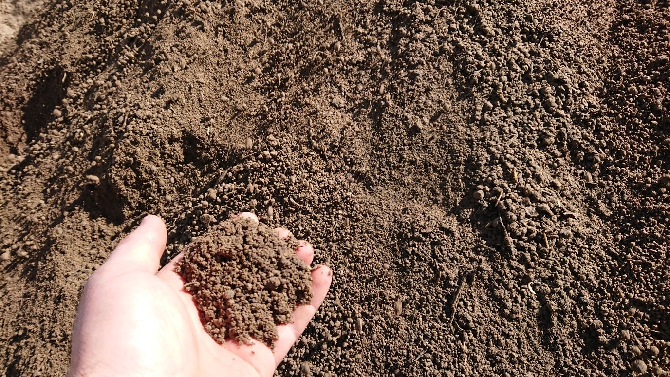ziemia ogrodowa czarnoziem humus pod trawę trawnik kora