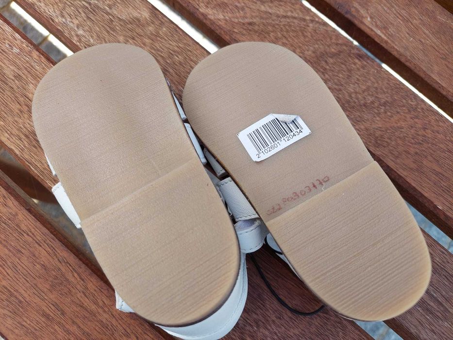 Sandálias brancas menina