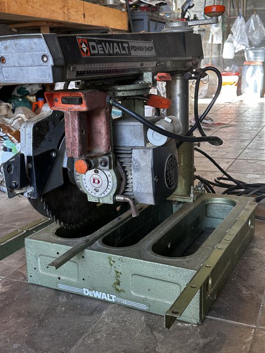 Serra circular de braço radial Dewalt