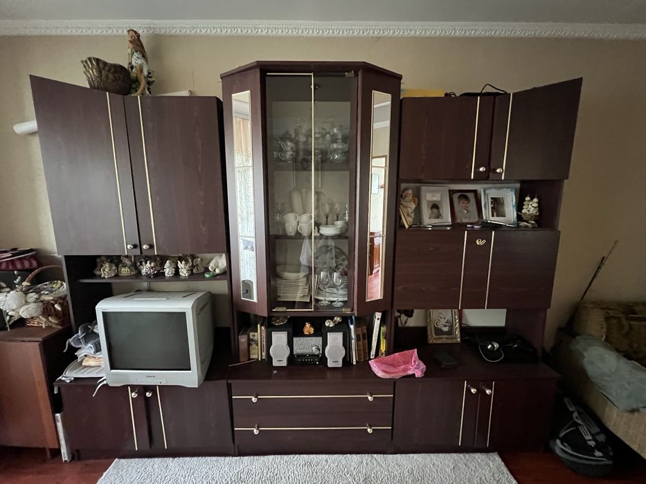 Модульна стінка з вітриною, темне дерево, в доброму стані