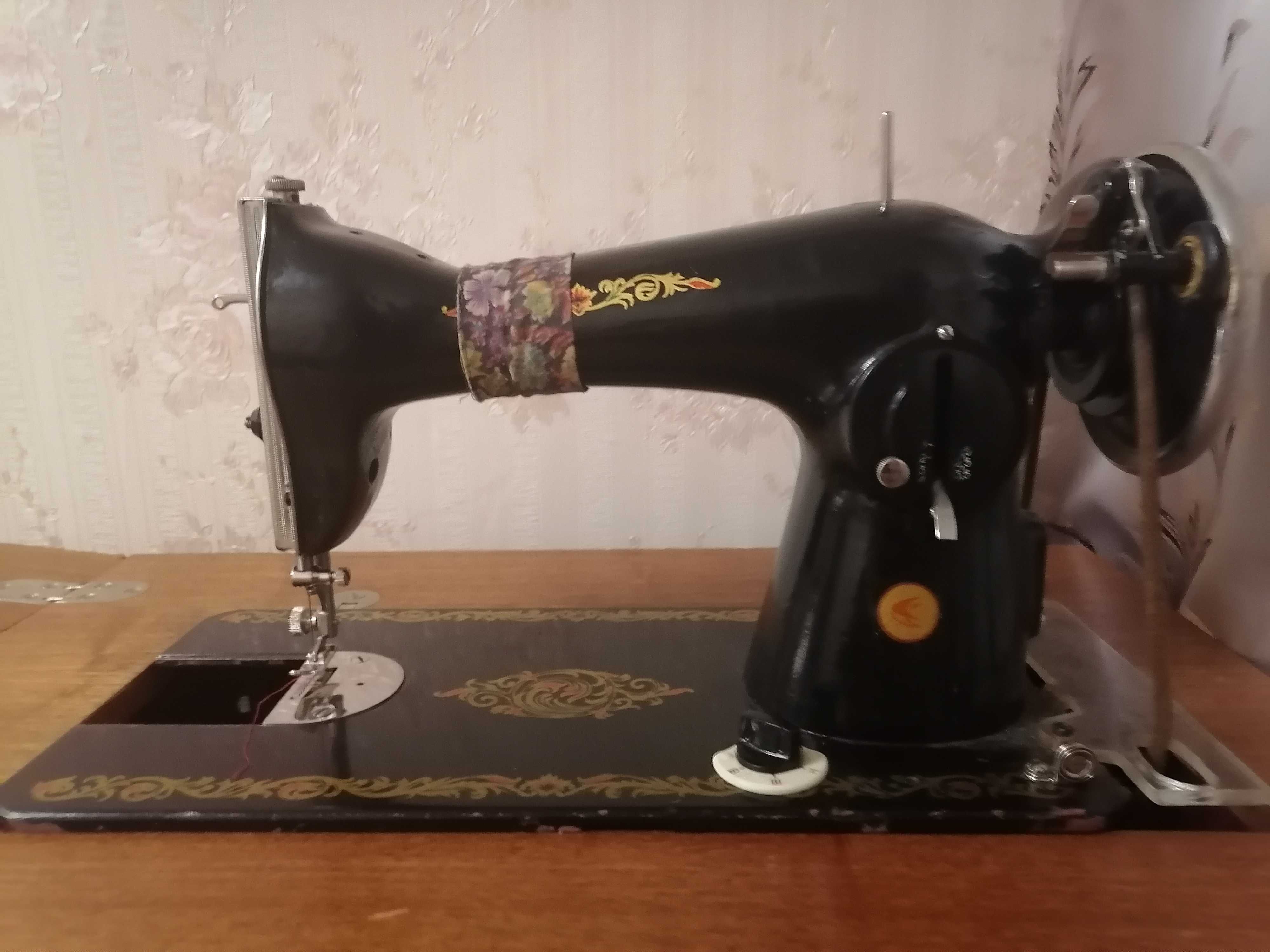 Машинка швейная с ножным приводом
