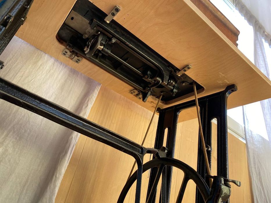 Швейная машина на чугунной станине.