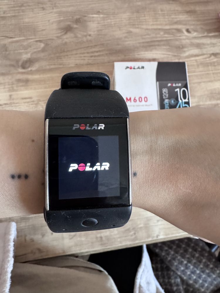 Продам смарт-годинник Polar M600