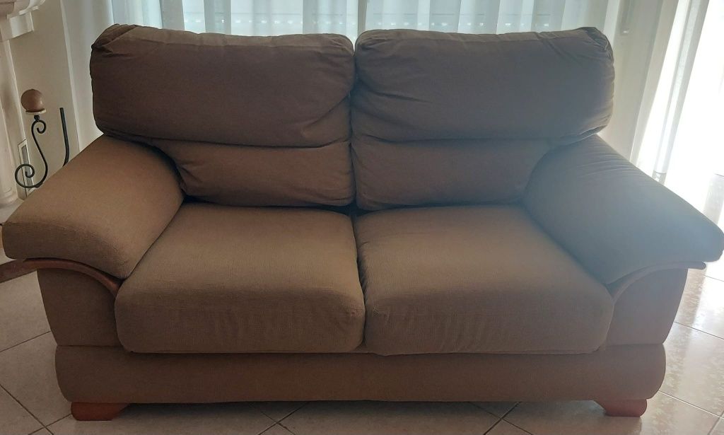 Sofá em tecido beje