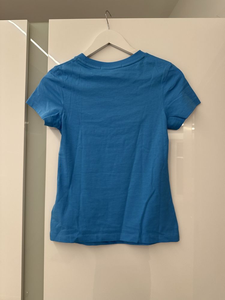 nowy damski T-shirt Calvin Klein w kolorze niebieskim, rozmiar XXS.