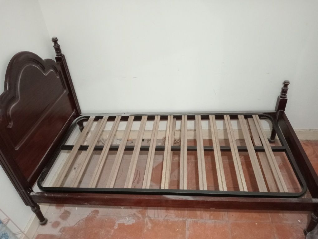 Uma cama  individual