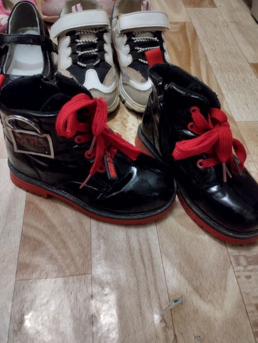 Взуття для дівчинки, ботінки, сапожки зимові, кросівки.