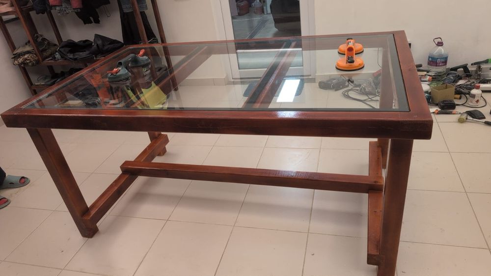 Mesa à venda com vidro