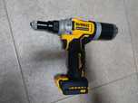 Закльопочник акумуляторний DeWALT DCF414NT.