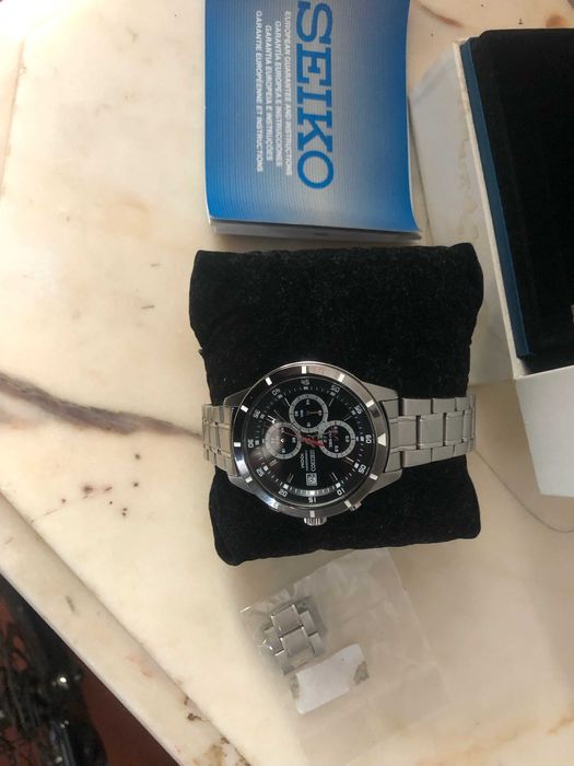 relogio pratiado com detalhes pretos e vermelho marca seiko