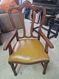 Cadeira de madeira e pele