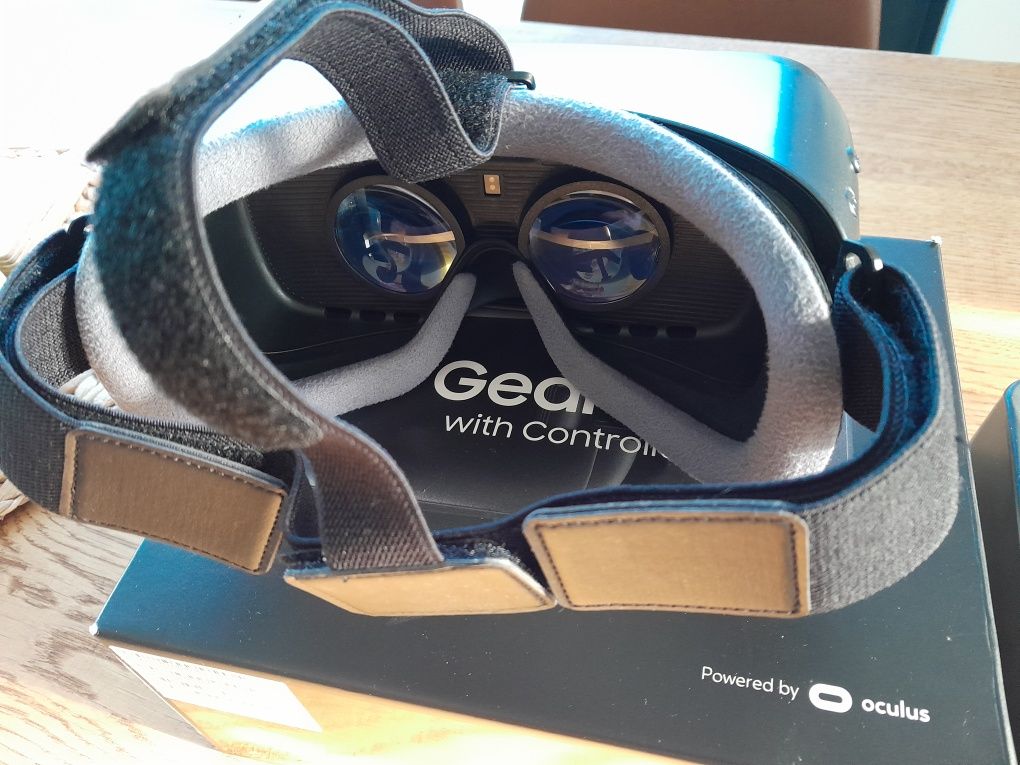 Sprzedam Samsung Oculus Gear VR z kontrolerem.