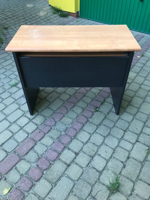 Biurko komputerowe małe z wysuwaną półką