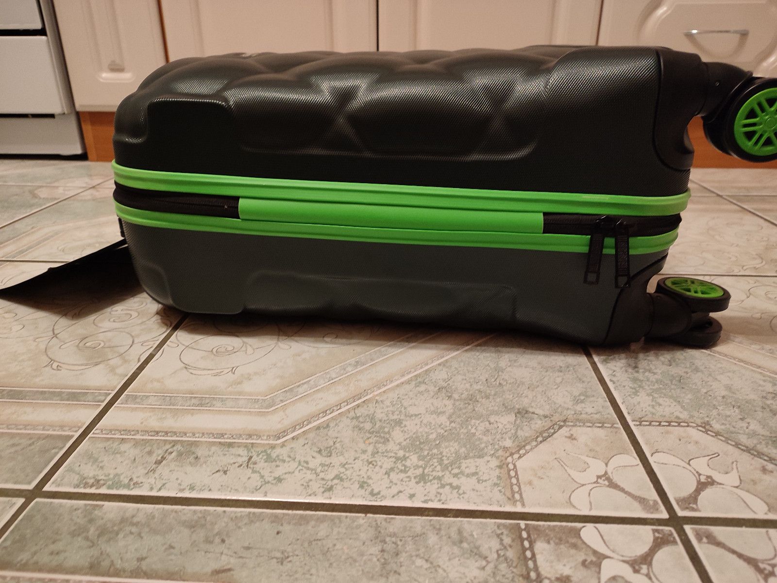 Nowa zielona walizka podróżna