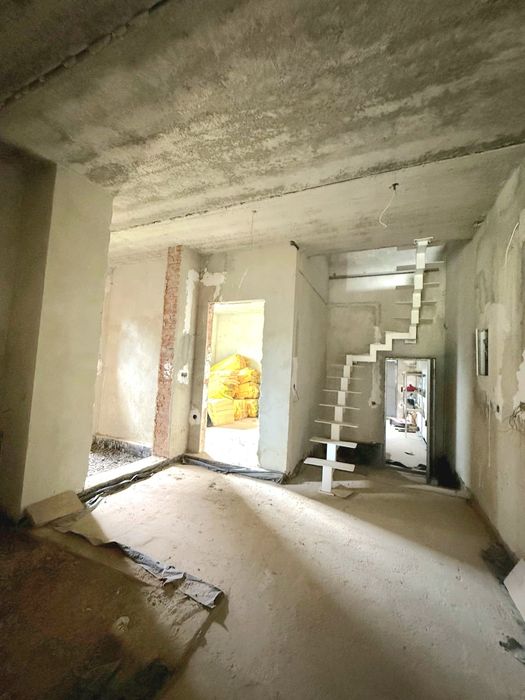 Продається 5-ти кімнатний будинок у місті Городок 30км від Львова