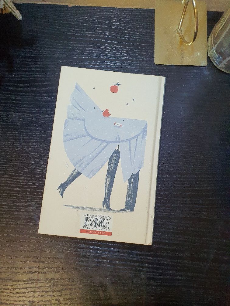 Книги Мілан Кундера, Фенні Флеґґ, Джоан Гарріс