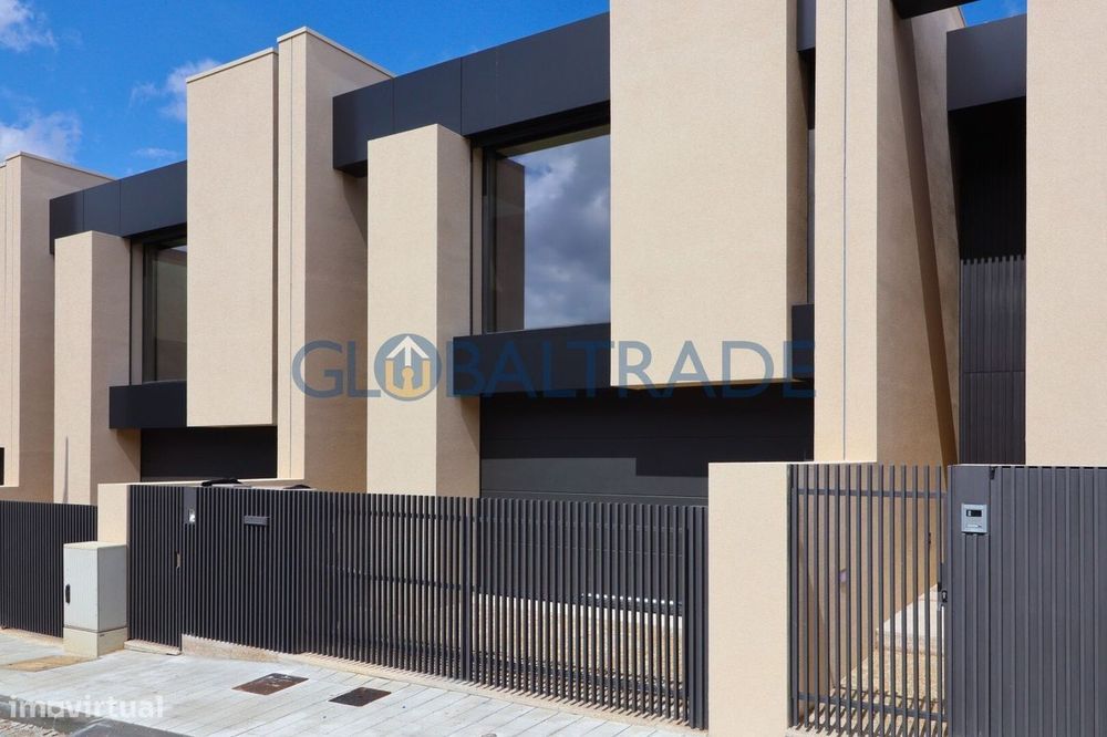 Moradia T3 Nova com Piscina Privada e Terraço em São Pedro da Cova