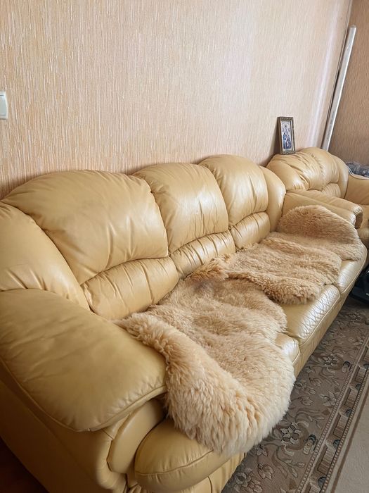 Шкіряний диван, великий