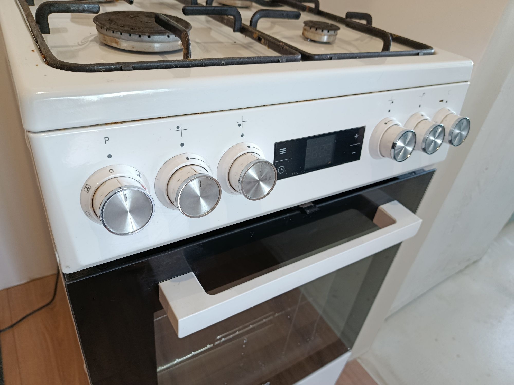 Kuchnia BEKO FSE52320DWD czyszczenie parowe piekarnika, termoobieg