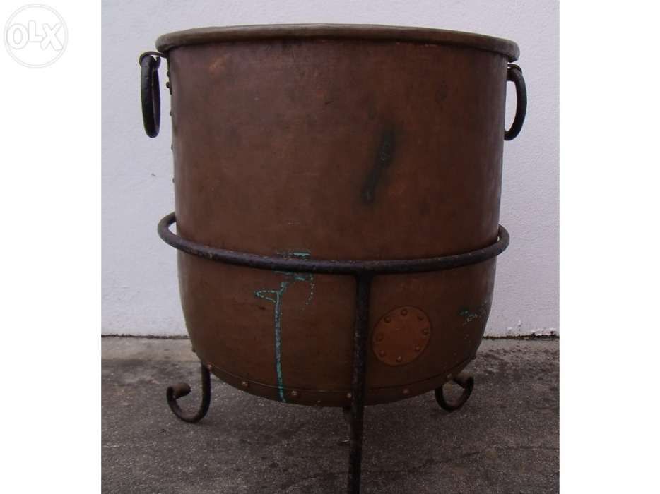 Antigo vaso em cobre com base