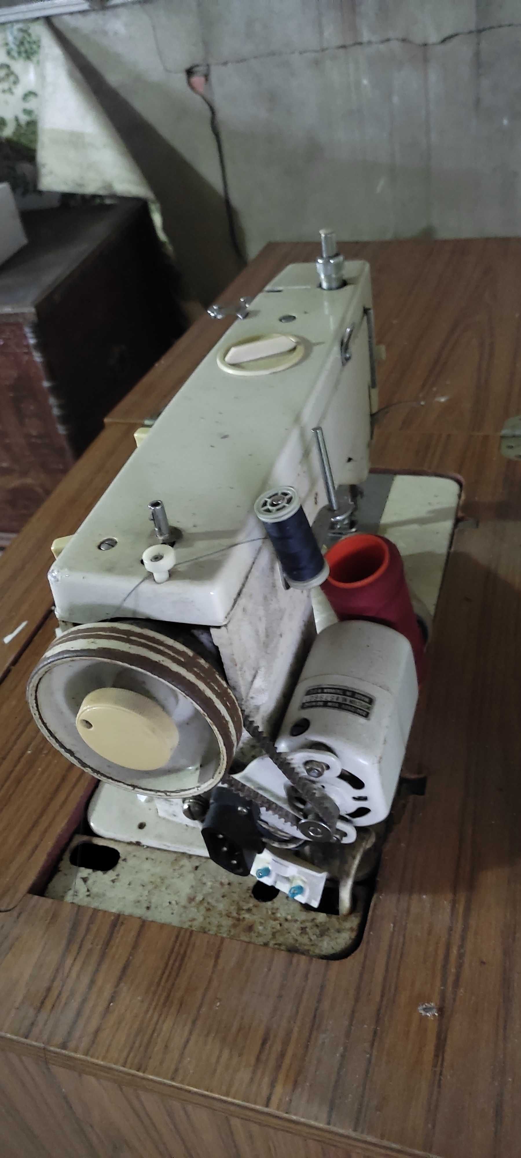 Máquina de costura antiga Méllior com móvel