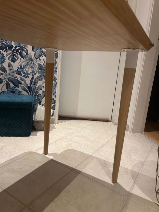 Secretaria nova do Ikeia com os 4 pés