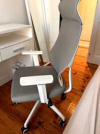 Cadeira Ergométrica Branca e Cinzenta