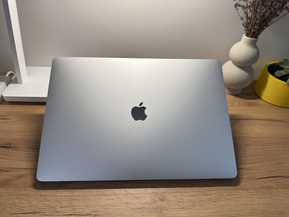 MacBook Pro 16 2019 Intel i9 32GB RAM 2TB SSD Radeon 5300