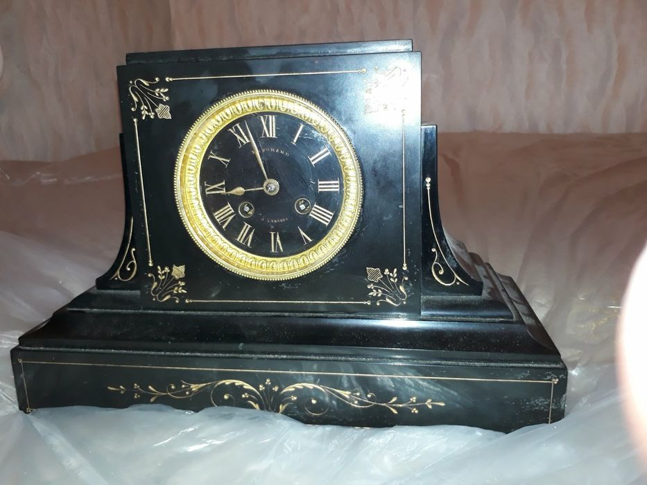 Антикварные каминные часы из камня