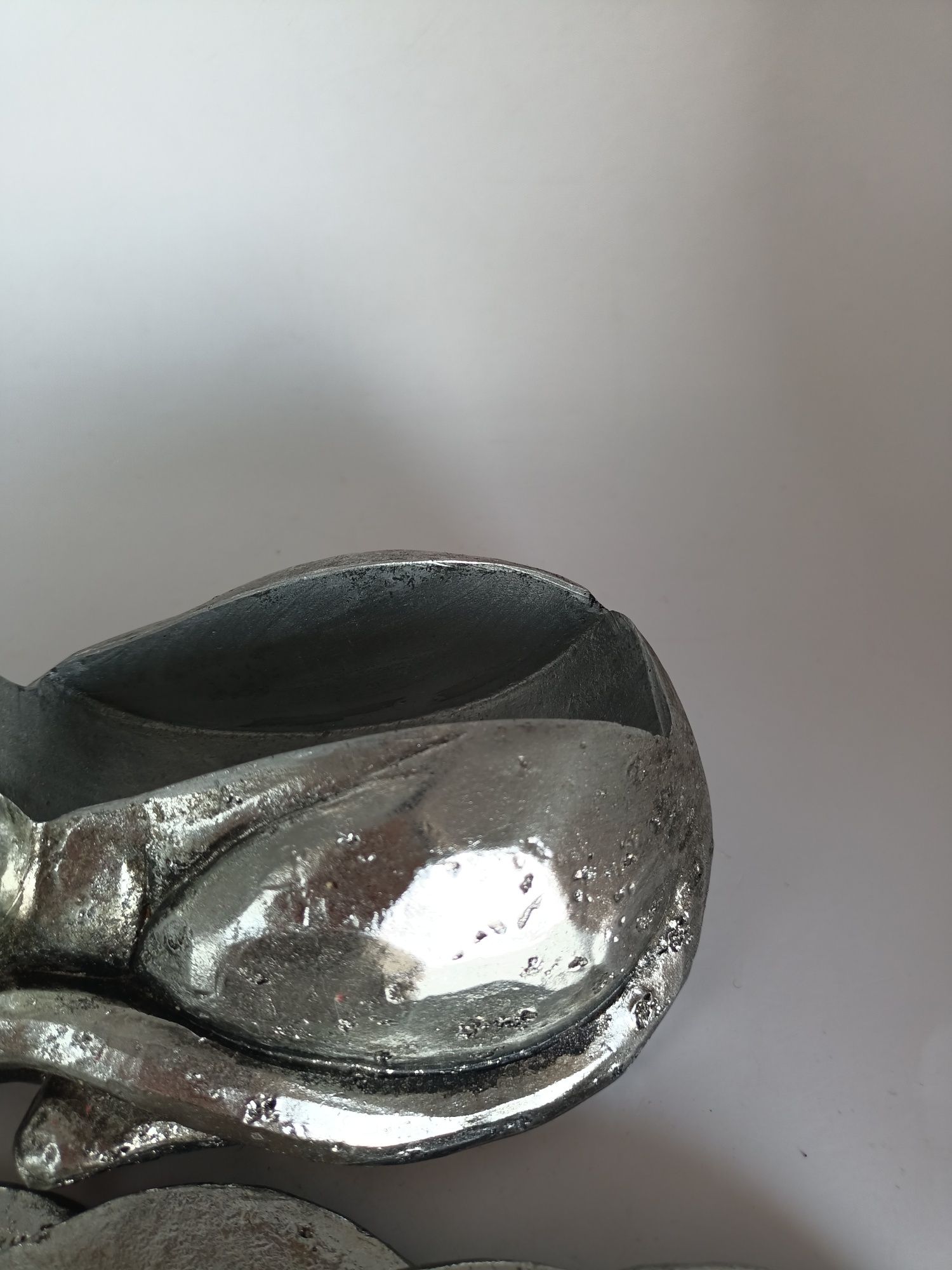 Kotek imitujący srebrny metal , stojak na podkładki pod szklanki