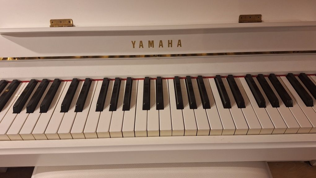 Piękne białe pianino firmy Yamaha +siedzisko+metronom