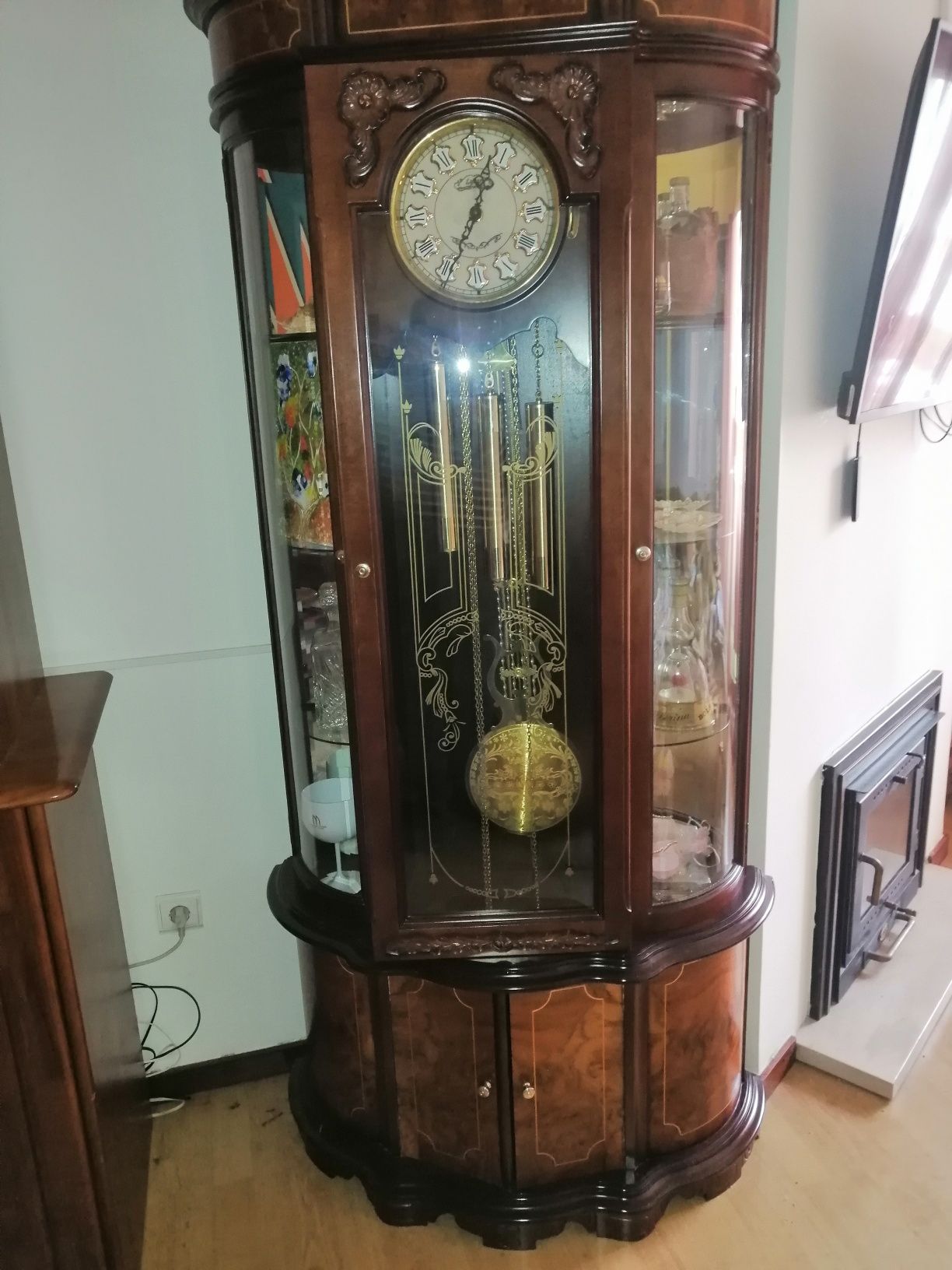 Relógio de sala antigo com pendolos e vários toques
