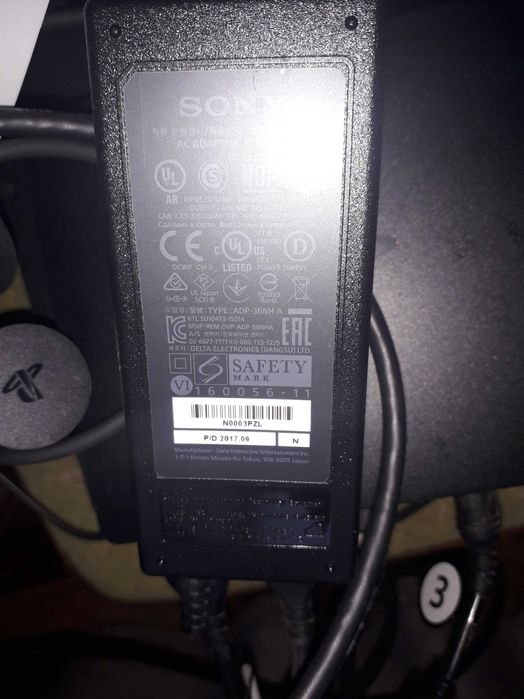 Sony PlayStation 4 (PS4)