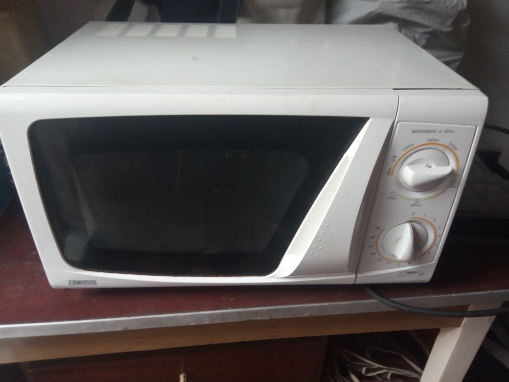 Микроволновая печь Zanussi с функцией гриль.