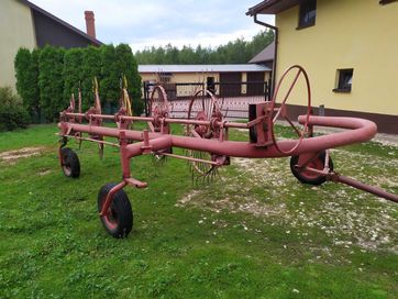 Zgrabiarka gwiazdowa / przetrząsarka karuzelowa do siana.