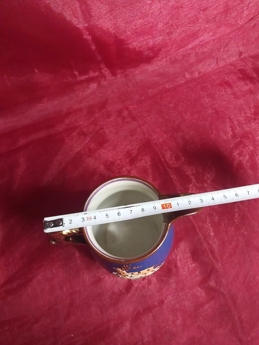 Miedziany dzban z lwen kryty politurą