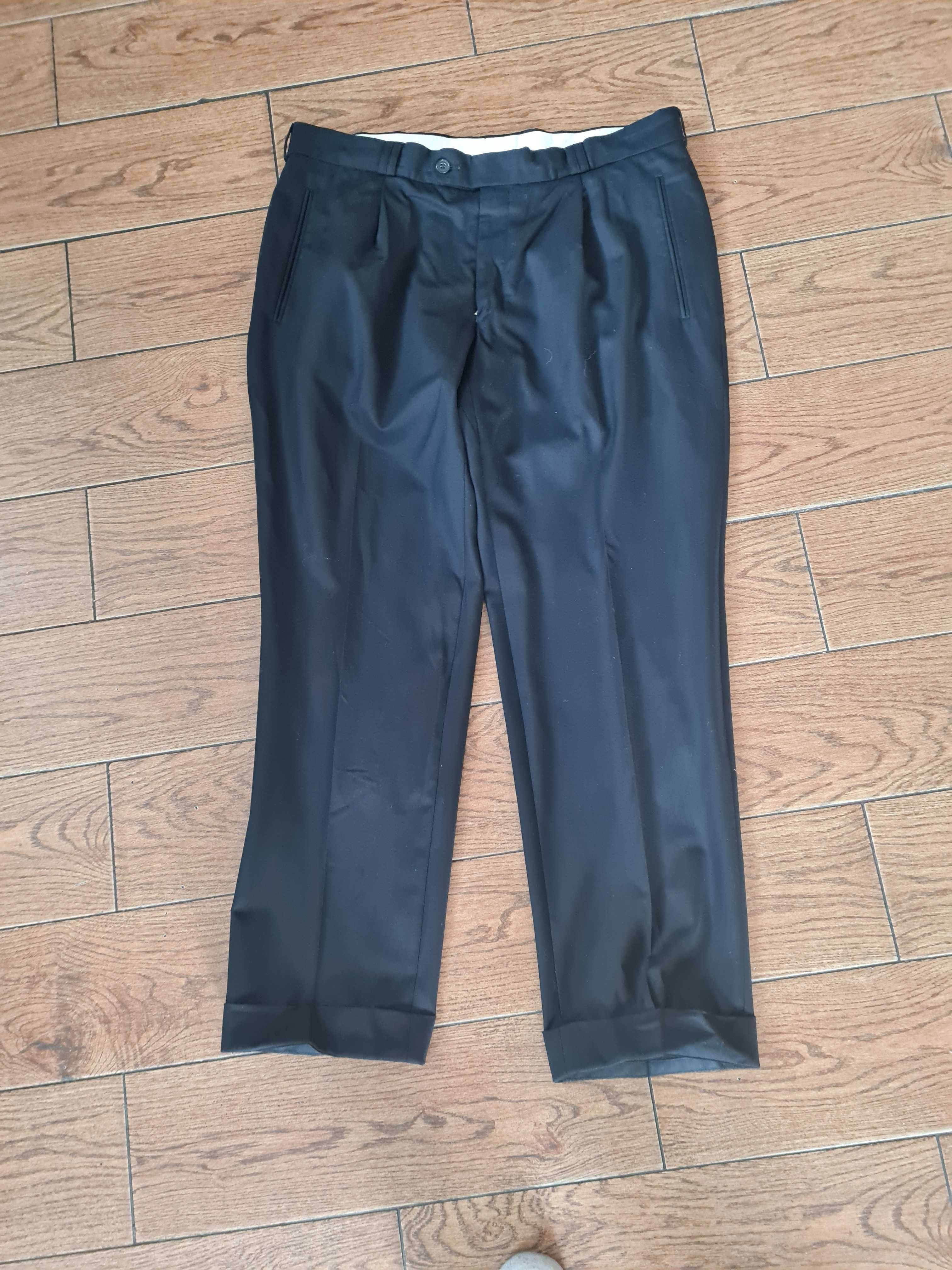 Czarne spodnie garniturowe firmy C&A