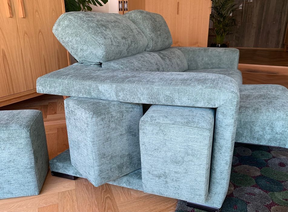 Sofá 2 lugares novo, com extensão para chaise longue e pufe adicional