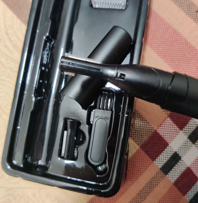 Триммер для бровей,  бороды и усов.