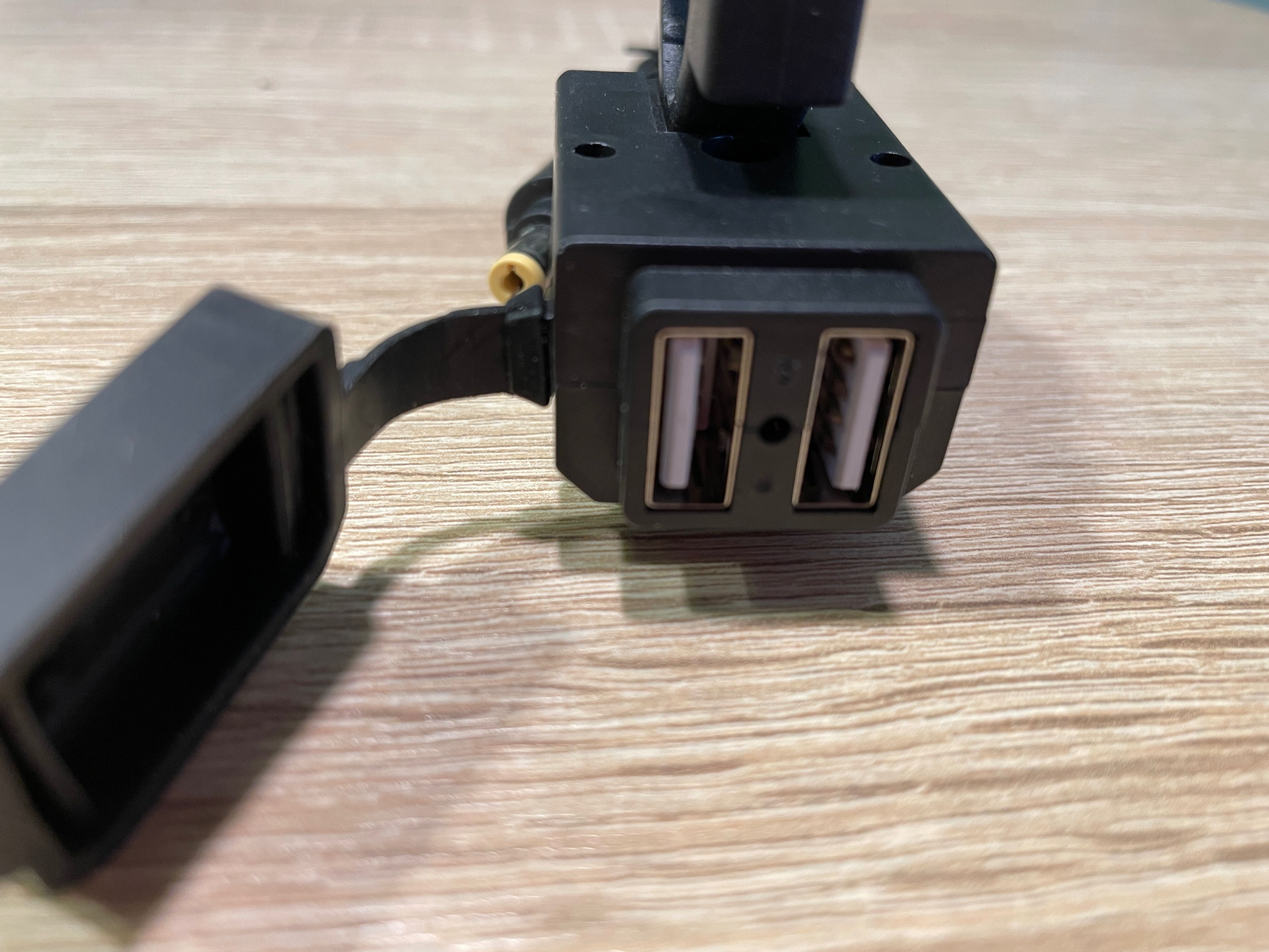 USB порт для скутера (9-90V) с креплением на руль