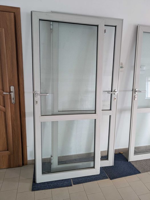 Drzwi szklane, przegroda szklana z drzwiami, drzwi aluminiowe, scianka