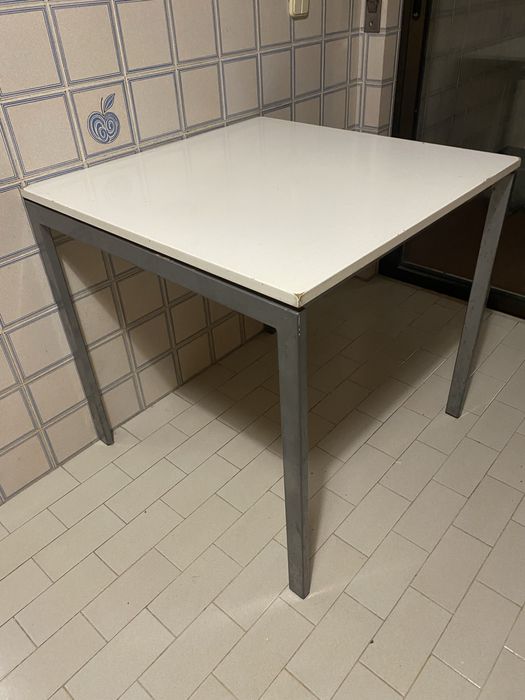 Mesa quadrada com tampo branco com algumas marcas de uso