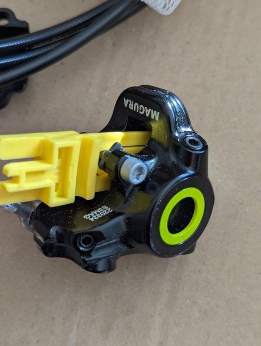 Hamulec Tarczowy MAGURA MT8 SL HC-Carbon 2 tłoczki 2200mm prawy, tył