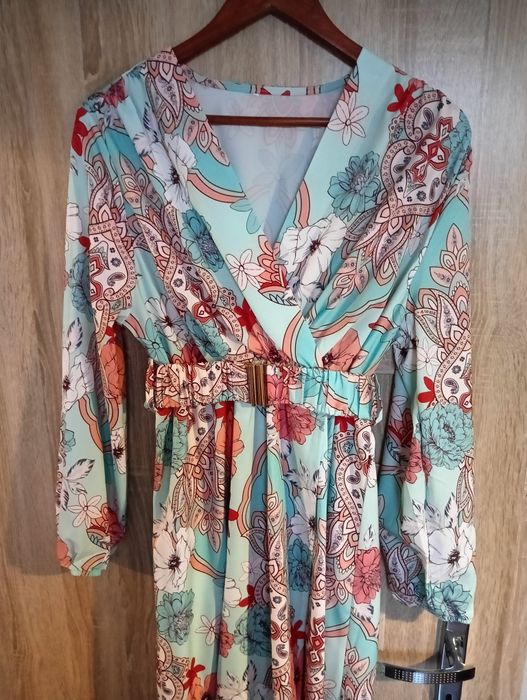 Sukienka wzorzysta kolor miętowy z dodatkiem paska