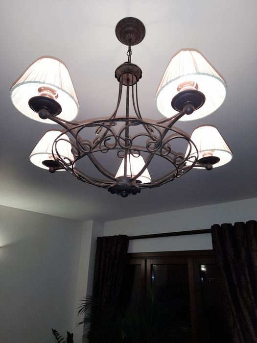 Candeeiro de sala com  abajour  em bejense.