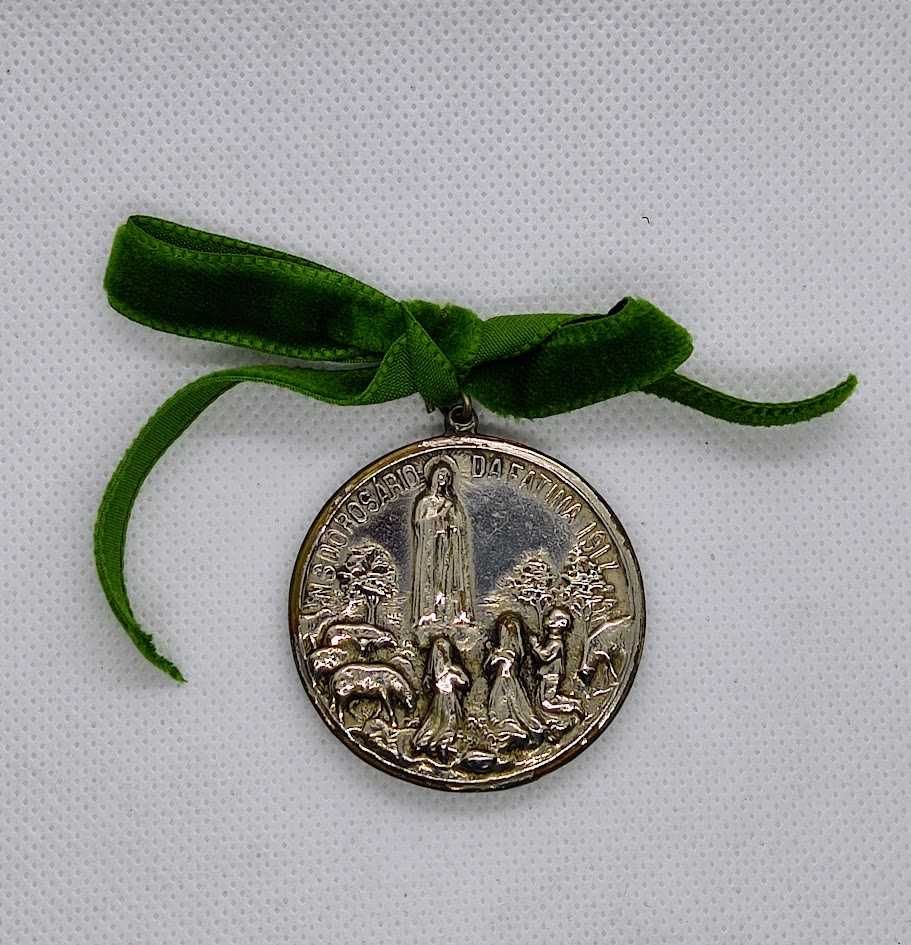 Medalha antiga de Nossa Senhora de Fátima e Jesus Cristo no verso