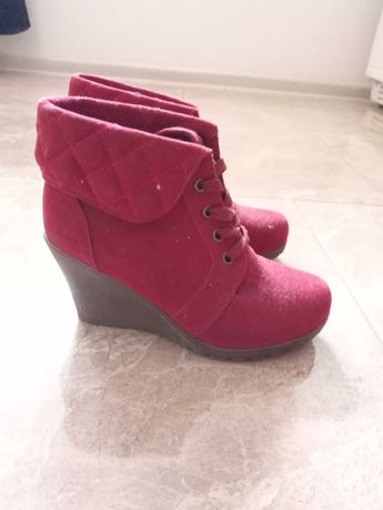 Buty na koturnie jesień czerwone r. 35 (dł. wkładki ok. 22,5 cm)