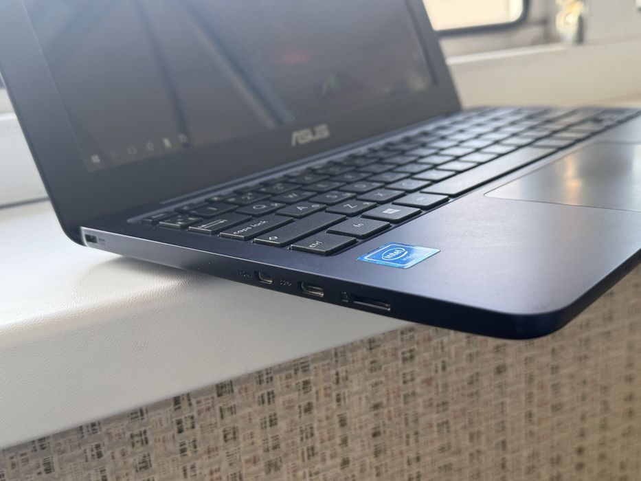 Продам ноутбук Asus E202S 11.6